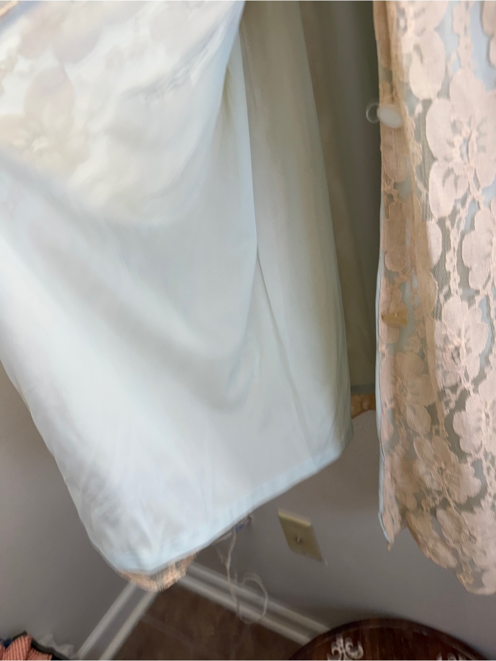 Vintage-Inspired Lace Robe in Beige with Mint Lining - Picture 5 of 7